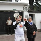 Situación. Algunos  simpatizantes de Glas llegan, de cuando en cuando, afuera de la embajada a apoyarlo.