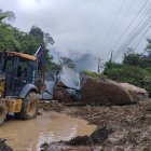 Azuay. Una gran roca dejó desde el 31 de diciembre de 2023 incomunicada a la vía Cuenca-Girón-Pasaje.