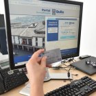 Los usuarios pueden realizar el pago con tarjeta de crédito o débito, banca en línea.