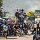 Simpatizantes del Gobierno se manifiestan durante una ceremonia por el 220º aniversario de la independencia de Haití