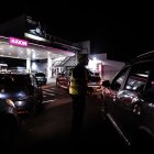 Fila. Largas columnas en las gasolineras por el incremento de precios.