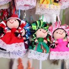 MEX241. AMEALCO (MÉXICO), 19/12/2020.- Fotografía de muñecas artesanales fabricadas por indígenas otomíes el 18 de diciembre de 2020, en el municipio de Amealco, en el estado de Querétaro (México). Las muñecas otomíes son patrimonio cultural del estado de Querétaro, en el centro de México, pero ahora se adaptaron a la temporada navideña con la esperanza de recuperar la economía para más de 10.000 artesanas de la región. EFE/ Sergio Ángeles Artesanas mexicanas visten de Navidad sus muñecas otomíes para superar crisis