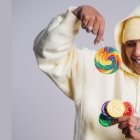 Darell tiene 33 años.