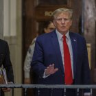 Fotografía de archivo que muestra al expresidente de los Estados Unidos, Donald Trump, a la salida de una corte.