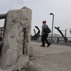 Transeúntes. En varios tramos de este viaducto se evidencian daños.