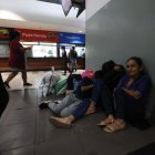 1. Incomodidad. Decenas de viajeros deciden tirarse al suelo junto con sus maletas para esperar comprar boletos