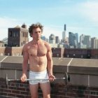 Jeremy Allen White en una de las fotos de la campaña de Calvin Klein.