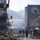 Wajima. Dos personas miran estructuras dañadas por el terremoto.