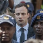 Imagen del 14 de octubre de 2014 de Oscar Pistorius durante el juicio por la muerte un año antes de su novia, la modelo Reeva Steenkamp.