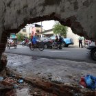 El accidente se produjo pasadas las 08:00 de este viernes. Una pared del plantel educativo quedó afectada.