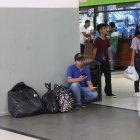 Cerca de las boleterías, los usuarios usan el piso como sitios para descansar.