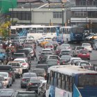 Vía. Las principales avenidas de ciudades como Guayaquil permanecen congestionadas de vehículos, lo que aporta a la contaminación del aire.