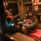 Una familia de migrantes centroamericanos son rescatados por Agentes del Grupo Beta y socorristas de la Cruz Roja mexicana.