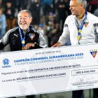 Hasta el título de la Copa Sudamericana, Isaac Álvarez (i) y Esteban Paz fueron cercanos como demuestra la foto. Cuando ganaron LigaPro, ya no posaron juntos.