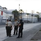 La policía llegó al lugar del asalto a recabar indicios.