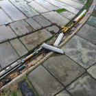 Una foto aérea tomada con un dron muestra los restos de los trenes de pasajeros colisionados en Bandung, provincia de Java Occidental, Indonesia, este viernes 5 de enero de 2024.