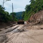 Trabajos. En Azuay, maquinaria trata de mantener abiertos los carriles.