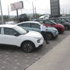 Concesionaria.- Una ejecutiva de venta muestra carros de origen europeo en la concesionaria Mavesa en Guayaquil, donde se encuentran vehículos desde 29.990 dólares.