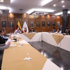 Mesa. Comisión de Fiscalización trata proceso de juicio político.