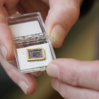 Dispositivo de grafeno cultivado en un chip de sustrato de carburo de silicio.