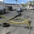 Señales. Los vecinos colocaron llantas para alertar a los conductores de los peligros.