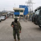 Militares y policías participan de intervención de la cárcel regional, en el noroeste de Guayaquil