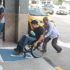 Discapacidad. Luis Morán necesita apoyo a diario para subir la rampa que está ubicada en el ingreso a la Unidad Judicial Albán Borja, en el norte de Guayaquil, donde labora.