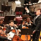 Acto. El grupo prepara un concierto con aire europeo.