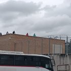 Algunos reos se han posicionado en los techos del centro penitenciario