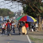 La presencia de comerciantes informales y compradores genera obstrucciones en la ciclorruta de la vía a la costa.