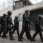 Policías y militares resguardan en las afueras de la cárcel de El Inca por el amontonamiento