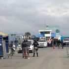 Desde la parte externa del centro penitenciario se pudo observar cómo varios privados de libertad se cruzaban de un lado al otro