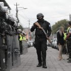 Policías y militares resguardan en las afueras de la cárcel de El Inca por el amontonamiento