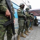 Soldados ecuatorianos prestan guardia en la entrada de la cárcel del Inca tras un amotinamiento de presos hoy, en Quito (Ecuador).