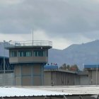 Suceso. Los privados de libertad caminan por los techos de mediana seguridad.