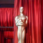 Fotografía de archivo de una estatua del galardón de los Premios Óscar.