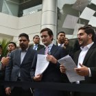 El viceministro Esteban Torres entregó las nuevas preguntas de la consulta popular.