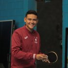 con la chompa del Club Madrid en el que milita en España.