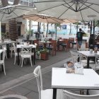 Restaurante. La foto se tomó en el centro de Guayaquil, a las 12:40, hora de almuerzo y había clientes solo en una mesa.