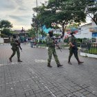 Militares patrullan las calles de Esmeraldas.