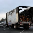 Bomberos trabajan en el control del incendio de un camión de carga este 8 de enero de 2024, en la ciudad de Celaya, Guanajuato (México).
