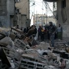 Un grupo de palestinos buscan personas desaparecidas bajo los escombros tras un ataque aéreo israelí en Khan Yunis, en el sur de la Franja de Gaza, el 7 de enero de 2024.