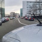 Un coche con nieve en el capó, este lunes en París.