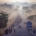 Migrantes caminan durante una caravana que se dirige a la frontera con Estados Unidos este lunes 8 de enero de 2024, en el municipio de Arriaga (México).