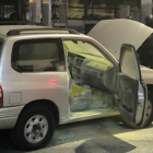 Vehículo incinerado con dos bombonas de gas en su interior.