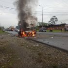 En horas de la mañana de este martes 9 de enero, en la vía a El Empalme cerca de la fábrica Oriental, la ciudadanía quedó conmocionada al ver el estallido de un patrullero policial. Según testigos, unos 10 minutos antes una camioneta Ford 150 les cerró el paso y se llevó a dos policías sin nada que puedan hacer.

En horas de la mañana de este martes 9 de enero, en la vía a El Empalme cerca de la fábrica Oriental, la ciudadanía quedó conmocionada al ver el estallido de un patrullero policial. Según testigos, unos 10 minutos antes una camioneta Ford 150 les cerró el paso y se llevó a dos policías sin nada que puedan hacer.

En horas de la mañana de este martes 9 de enero, en la vía a El Empalme cerca de la fábrica Oriental, la ciudadanía quedó conmocionada al ver el estallido de un patrullero policial. Según testigos, unos 10 minutos antes una camioneta Ford 150 les cerró el paso y se llevó a dos policías sin nada que puedan hacer.
Otro carro fue explotado la mañana de este 9 de enero