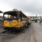 Bus incendiado en la isla trinitaria.