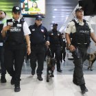 Agentes de la Policía Nacional patrullan el interior del Terminal Terrestre de Guayaquil.