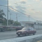 Vehículos pesados se estacionan en plena vía sin espacio de parqueo.