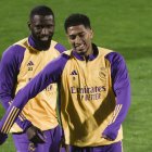 RIAD (ARABIA SAUDÍ), 09/01/2024.- El centrocampista inglés del Real Madrid Jude Bellingham (d) y el defensa alemán Antonio Rüdiger (i) participan en el entrenamiento del equipo este miércoles en las instalaciones del Al-Nassr en Riad, Arabia Saudí, en la víspera del partido de semifinales de la Supercopa de España ante el Atlético de Madrid. EFE/ Juan Carlos Cárdenas